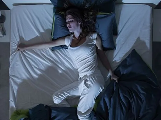 Sueurs nocturnes chez la femme : quelles causes et solutions ?