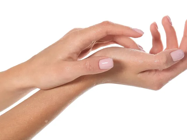 Transpiration excessive des mains : quelles solutions ?